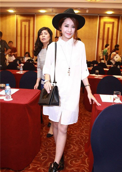 Chi Pu cũng tạo nét cá tính của riêng mình khi diện sơ mi trắng oversize kết hợp cùng mũ rộng vành phong cách.