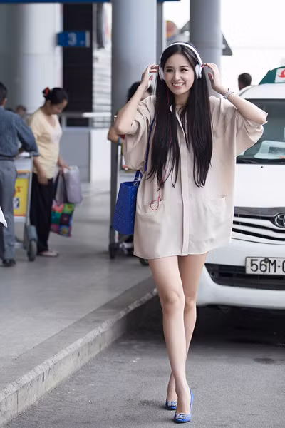 Hoa hậu Mai Phương Thúy thu hút mọi ánh nhìn tại sân bay với style áo sơ mi không quần.