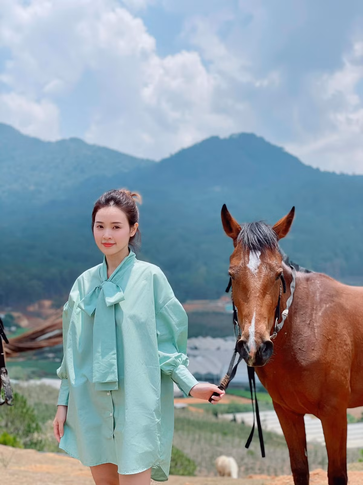 Diện chiếc sơ mi giấu quần màu xanh với phẩn cổ thắt nơ và phần tay bồng, Midu hút mọi ánh nhìn với vẻ kiêu kì và ngọt ngào như một nàng tiểu thư.