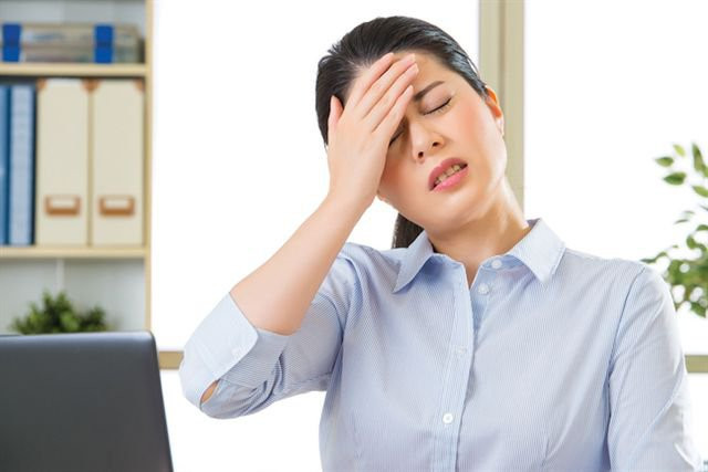 4. Trí nhớ kém: Mặc dù tình trạng quên thường xuyên xảy ra ở mọi lứa tuổi, nhưng nếu bạn thấy não không thể ghi nhớ một điều nhỏ nhặt, thì đó là dấu hiệu cơ thể không được cung cấp đủ chất dinh dưỡng. Lutein, một chất dinh dưỡng giúp tăng cường trí nhớ và học tập, được tìm thấy trong cà rốt, rau lá xanh, bông cải xanh, ngô và cà chua. Chất dinh dưỡng này cũng có thể giúp bảo vệ chống lại bệnh đục thủy tinh thể và thoái hóa điểm vàng - hai chứng rối loạn mắt phổ biến.