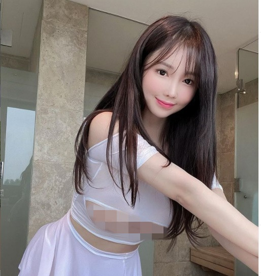 Jeong Hye-Yul thường xuyên khoe những hình ảnh ăn mặc nóng bỏng, quyến rũ của mình trên Instagram cá nhân.