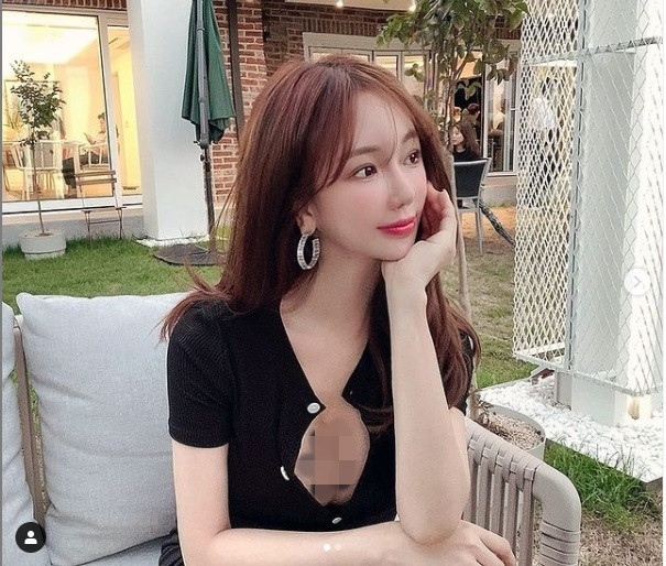 Sau khi tốt nghiệp, ngoài làm công việc làm điều dưỡng đúng chuyên môn, Jeong Hye-Yul còn gia nhập giới người mẫu thời trang.