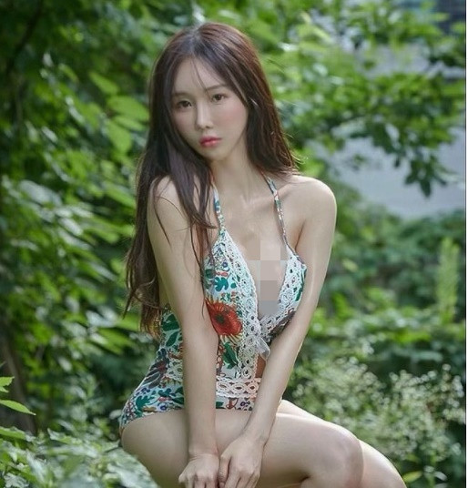 Với nhan sắc của mình, "nữ thần học đường" giành được giải quán quân trong một cuộc thi tuyển chọn người mẫu Hanbok - trang phục truyền thống Hàn Quốc.