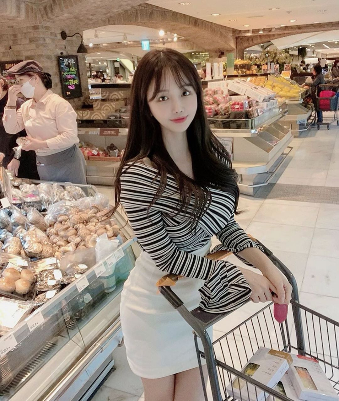 Thời trang đi siêu thị của nữ điều dưỡng 24 tuổi cũng khá gợi cảm.