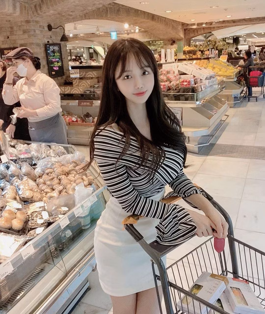 Thời trang đi siêu thị của nữ điều dưỡng 24 tuổi cũng khá gợi cảm.