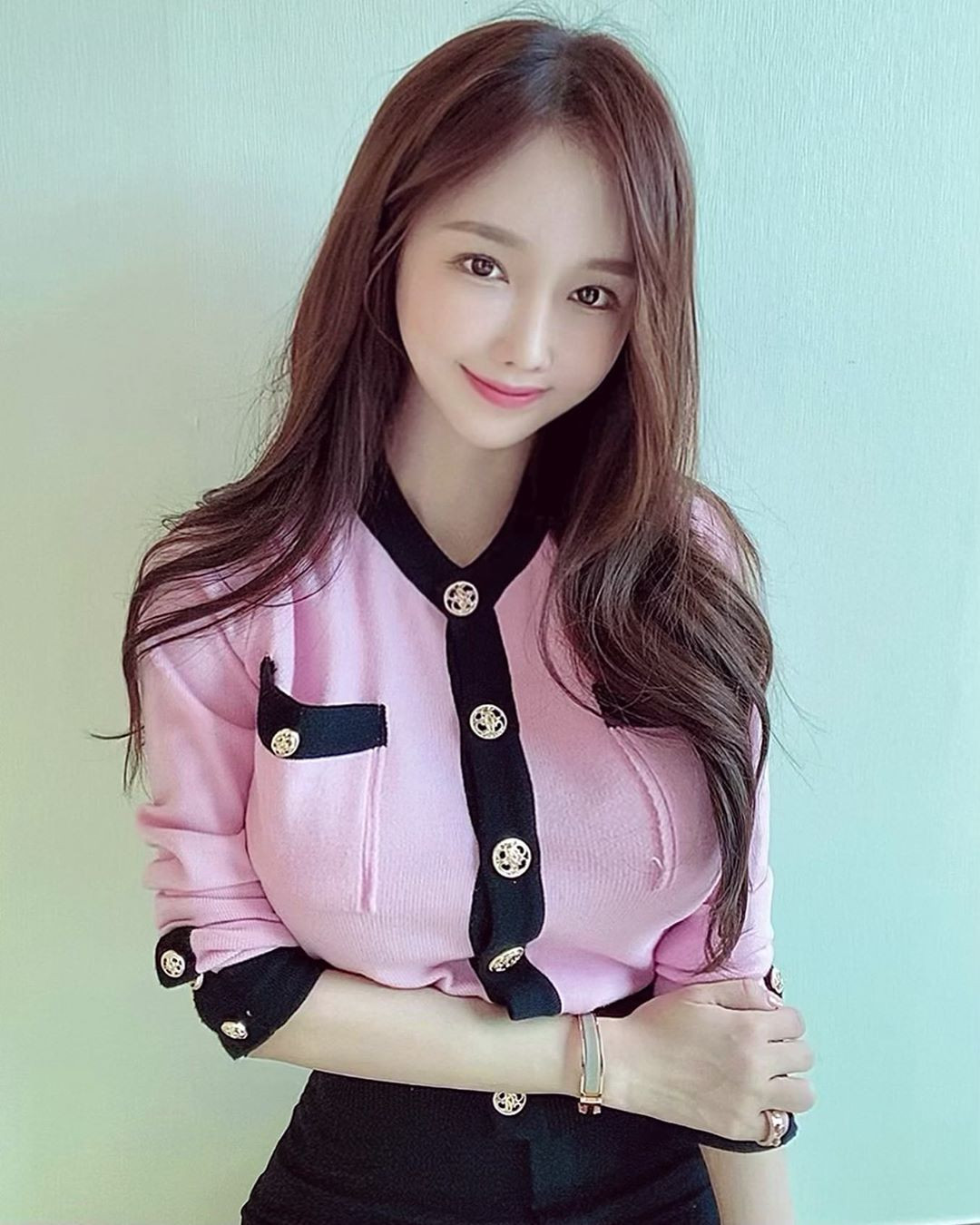 Áo sơ mi và chân váy ngắn cũng là set đồ thường được Jeong Hye-Yul lựa chọn. Ảnh: IG.
