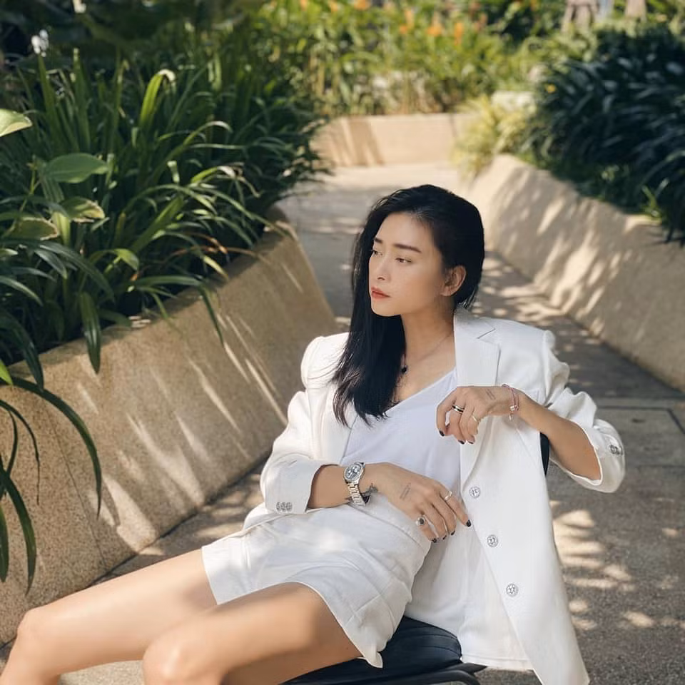 Cách phối đồ toàn màu trắng giúp cô trông càng trẻ trung. Ảnh: FBNV.