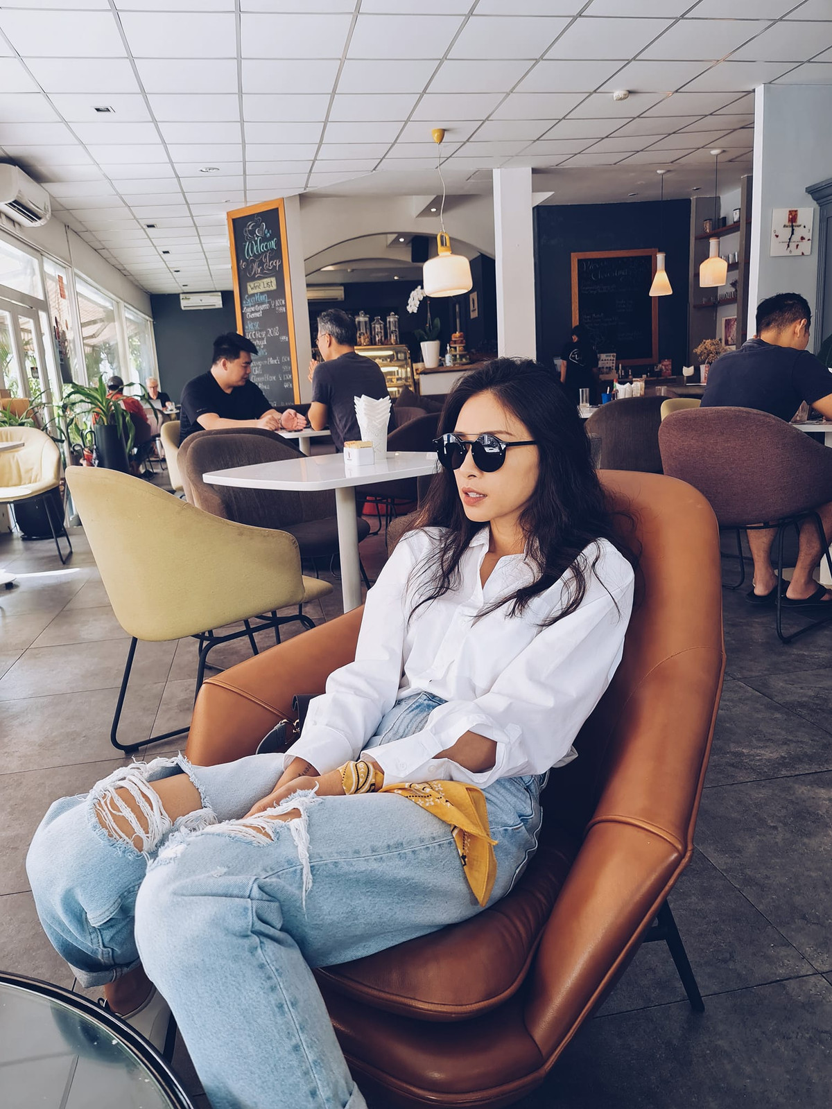 Item đơn giản chỉ áo sơ mi kết hợp cùng quần jeans nhưng khi Ngô Thanh Vân diện lên lại khí chất ngời ngời cực hấp dẫn.