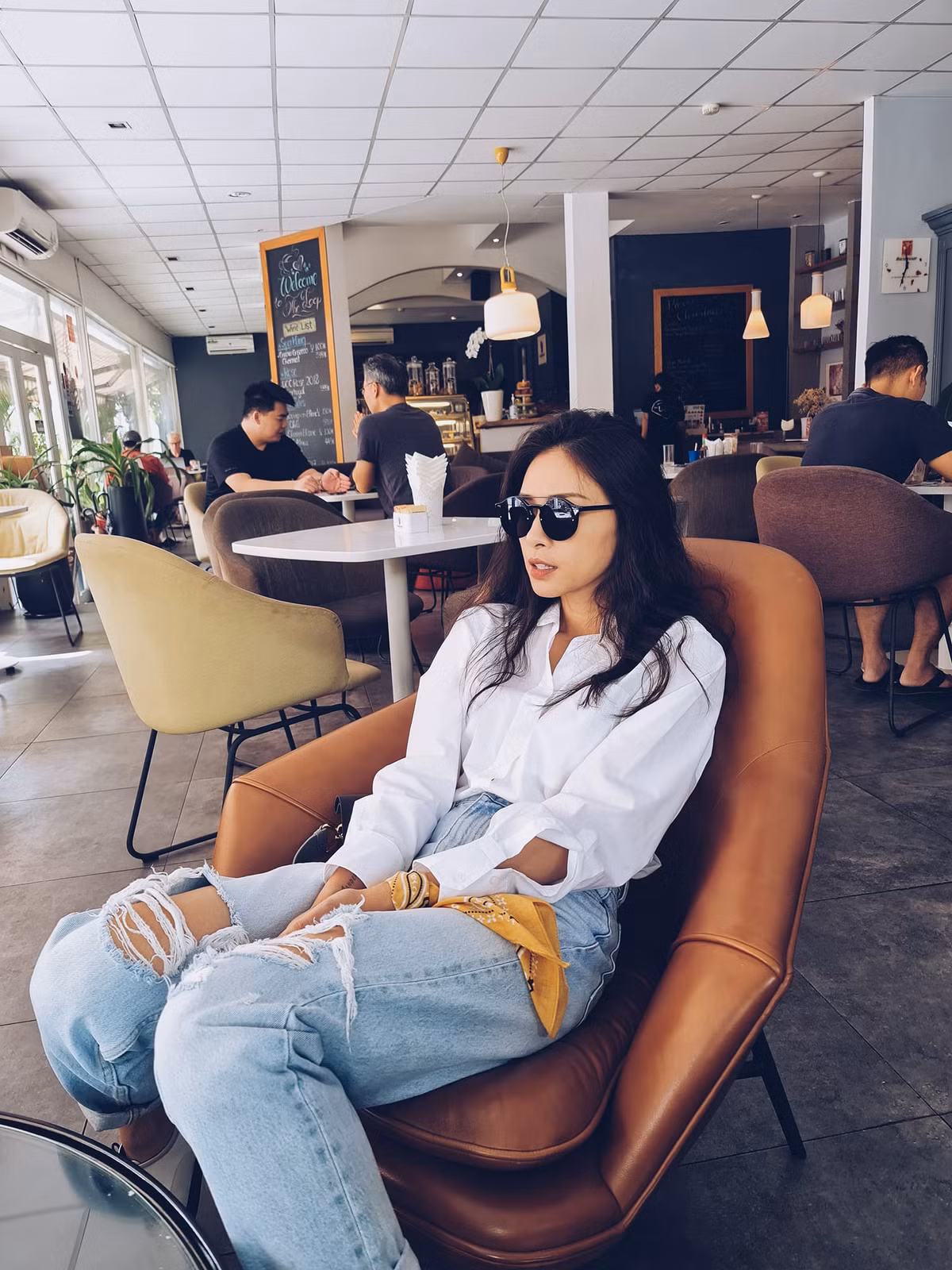 Item đơn giản chỉ áo sơ mi kết hợp cùng quần jeans nhưng khi Ngô Thanh Vân diện lên lại khí chất ngời ngời cực hấp dẫn.