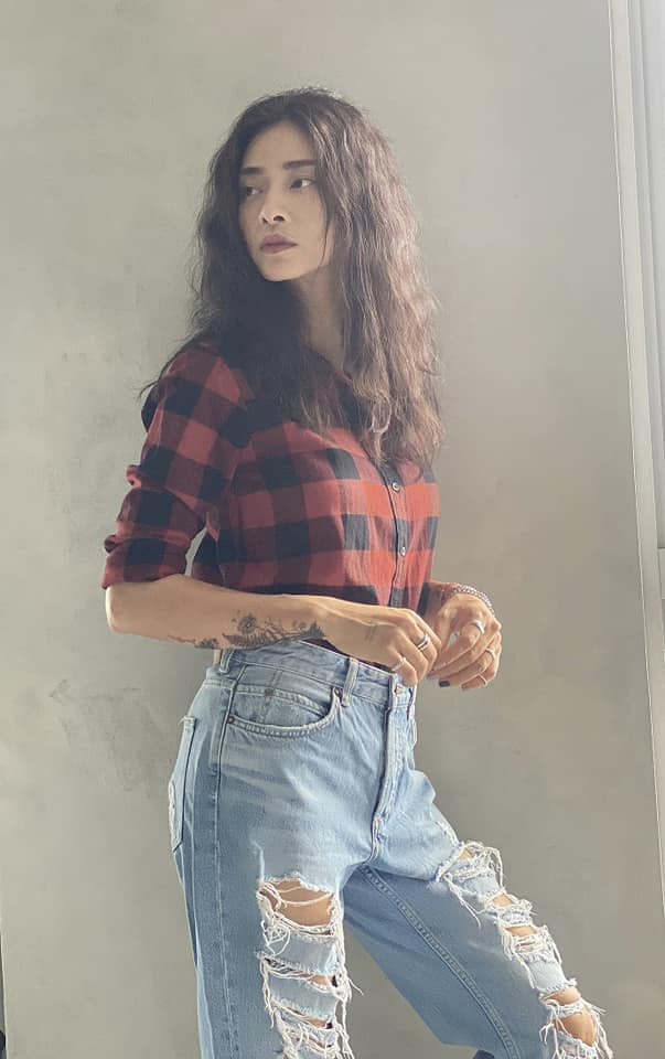 Ngô Thanh Vân cực trẻ trung khi phối quần jeans rách với áo sơ mi kẻ karo.