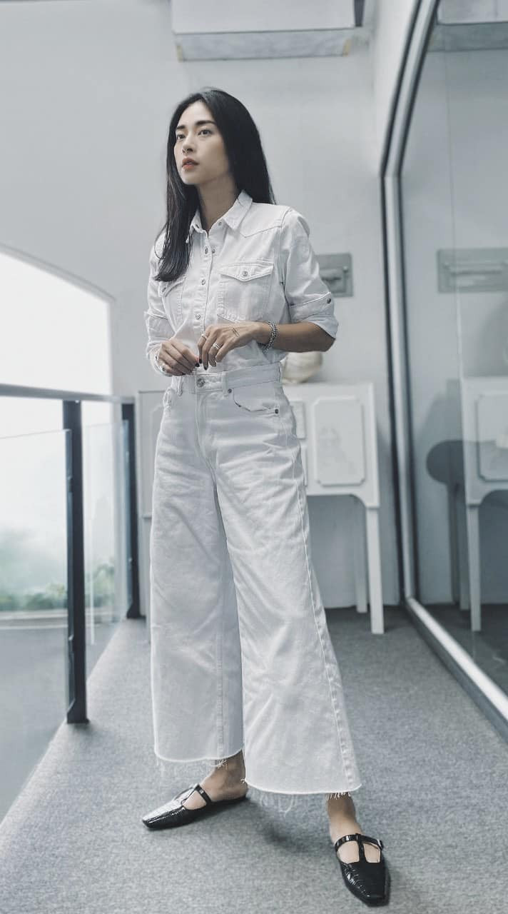 Set đồ trắng khiến nữ diễn viên sinh năm 1979 trông như gái đôi mươi tươi trẻ.