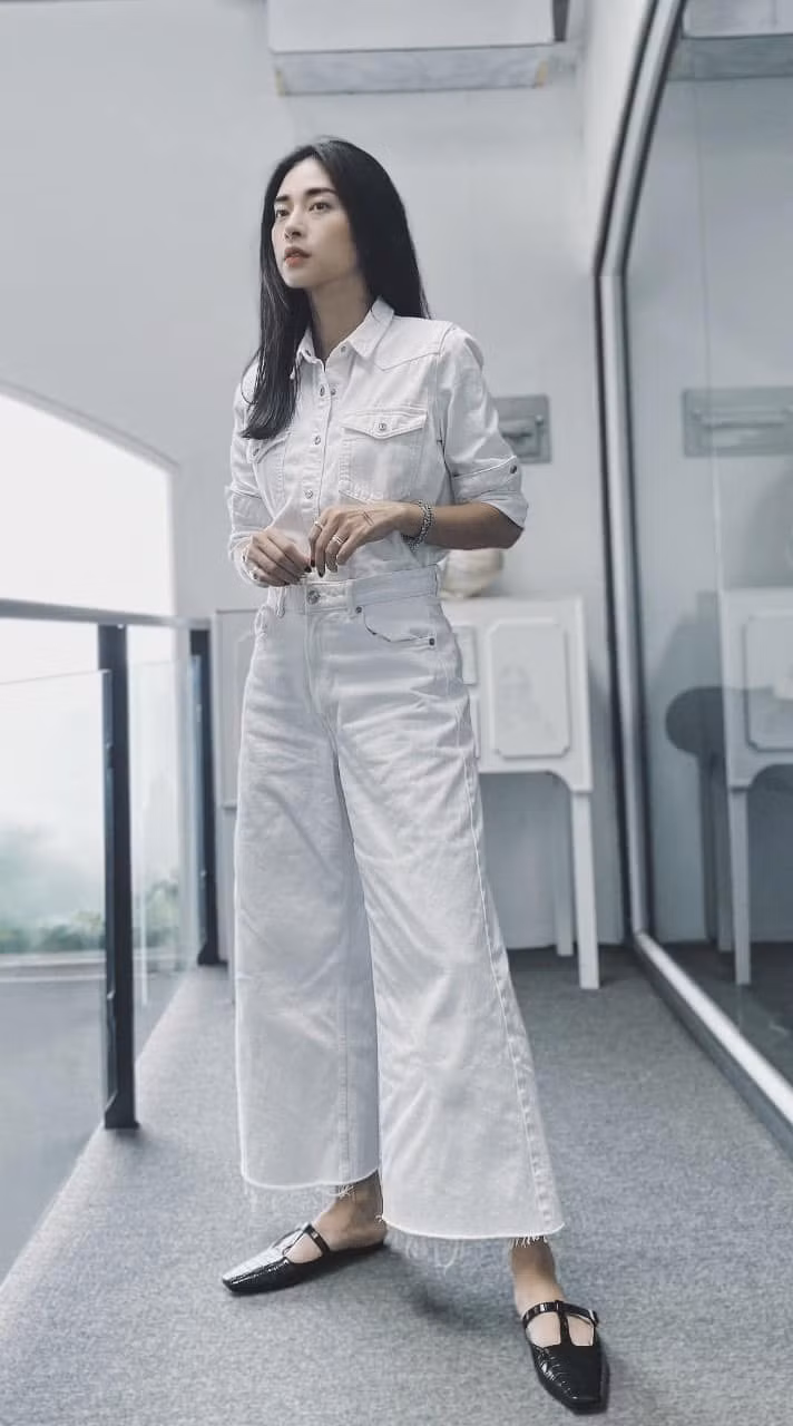 Set đồ trắng khiến nữ diễn viên sinh năm 1979 trông như gái đôi mươi tươi trẻ.