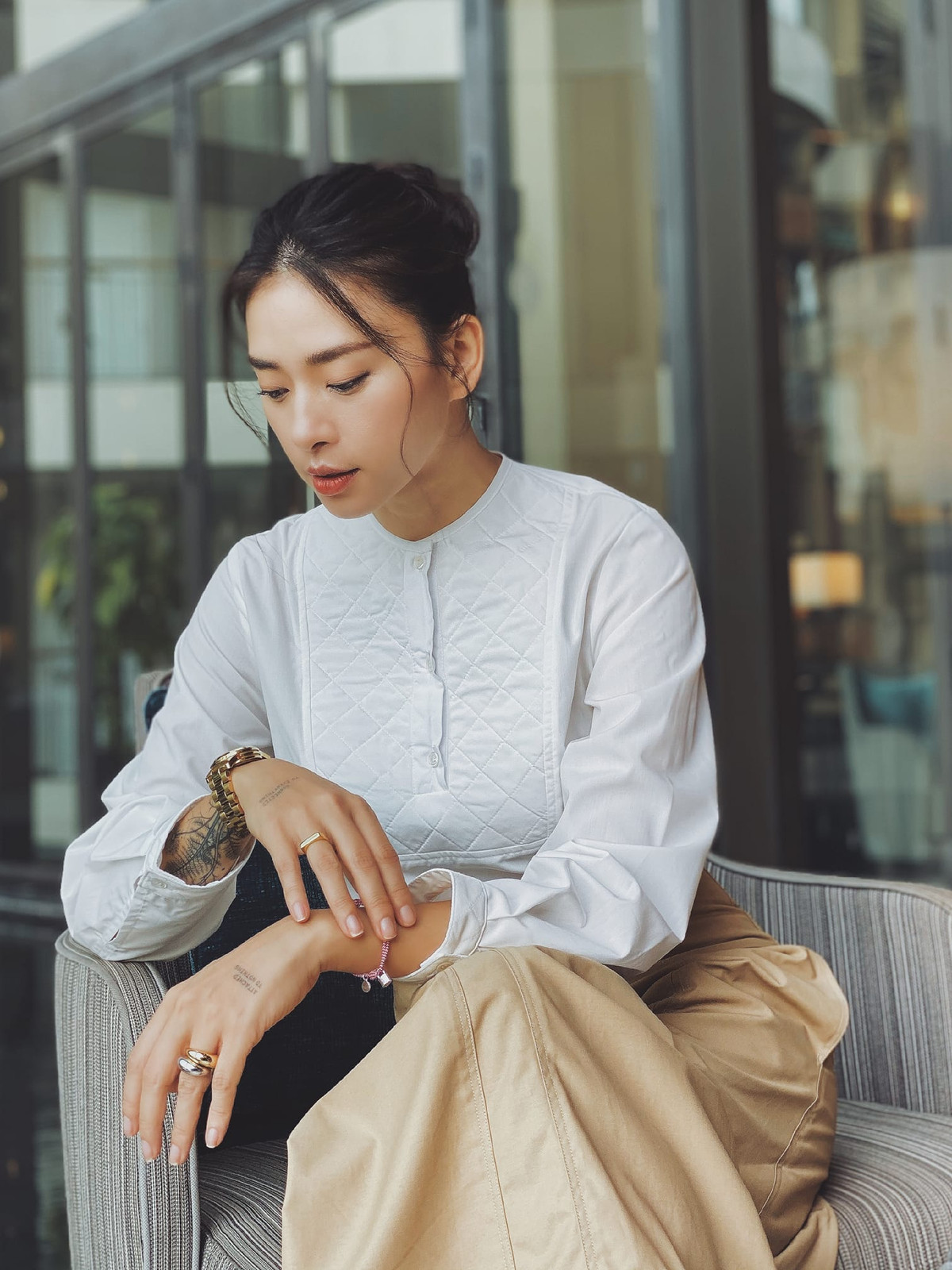 Phong cách thời trang hàng ngày của Ngô Thanh Vân vô cùng đơn giản và trẻ trung.