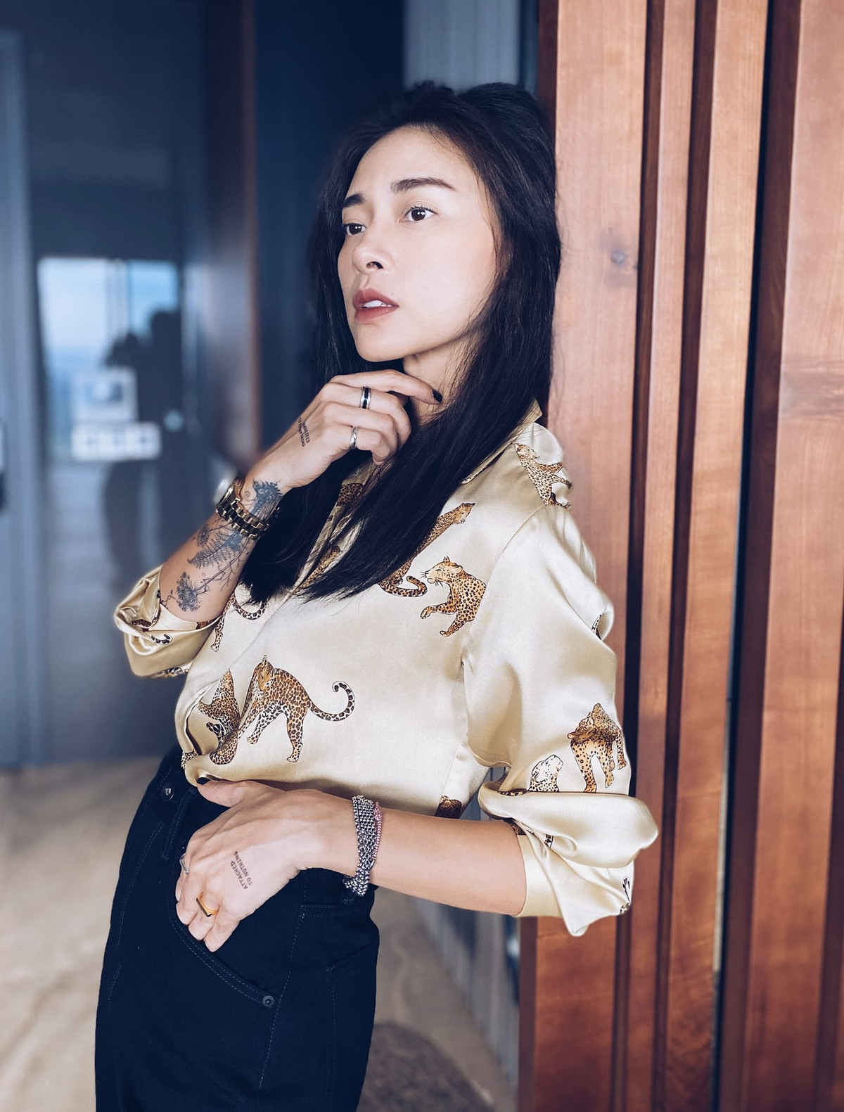 Nữ diễn viên khá ưa chuộng các kiểu áo sơ mi họa tiết phối cùng quần jeans năng động.