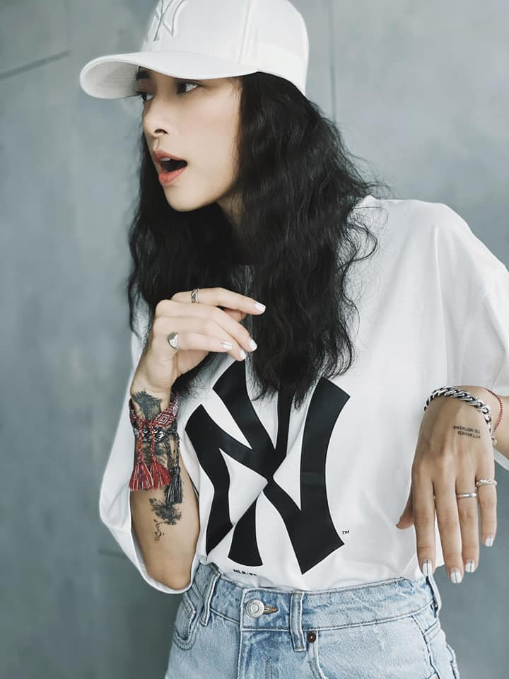 Đôi khi, đả nữ cũng "hack tuổi" với áo phông và quần jeans cùng mũ lưỡi trai cá tính.