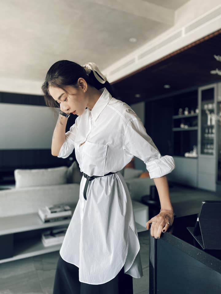 Tủ đồ của Ngô Thanh Vân chủ yếu gồm hai màu chủ đạo trắng-đen.