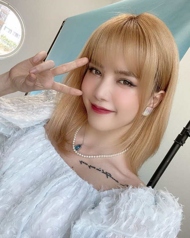 Gần Tết, Thiều Bảo Trâm quyết định chơi lớn khi cắt phăng mái tóc quen thuộc mà đổi sang kiểu tóc ngang vai trẻ trung.