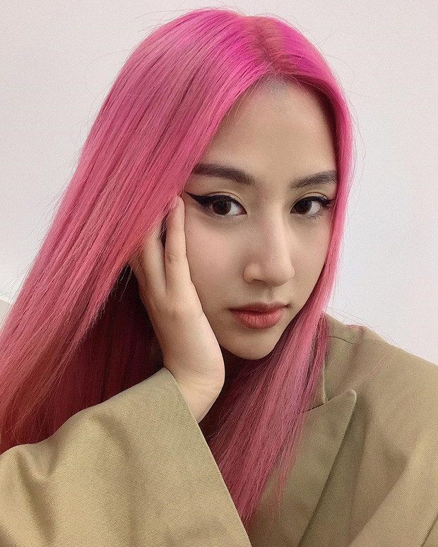 Trong những ngày năm mới gần kề, Quỳnh Anh Shyn vẫn quyết mạo hiểm khi chuyển hẳn sang mái tóc nhuộm màu hồng fuchsia vô cùng nổi bật.