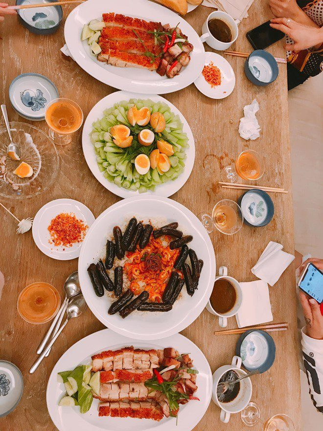 Dù khá bận rộn với việc kinh doanh nhưng chồng đại gia của Phan Như Thảo thường xuyên vào bếp nấu ăn cho vợ. Sau một ngày làm việc mệt mỏi, Như Thảo thích ngồi chờ chồng nấu ăn và thưởng thức.