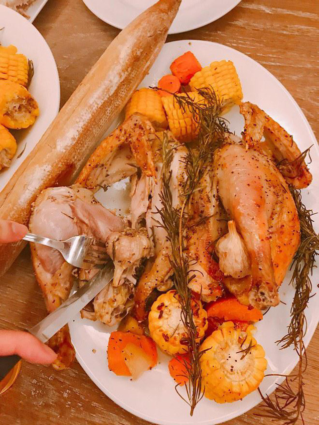 Mỗi tối trước khi đi ngủ, chồng cựu người mẫu hay hỏi vợ ngày mai muốn ăn gì. Sáng hôm sau, anh hỏi lại lần nữa trước khi bắt tay chuẩn bị bữa sáng.