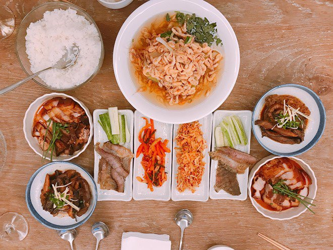 Đức An thích một mình trong bếp để làm ra những bữa ăn bất ngờ cho vợ. Anh không muốn Thảo phụ hay người giúp việc đứng kế bên vì vướng víu.