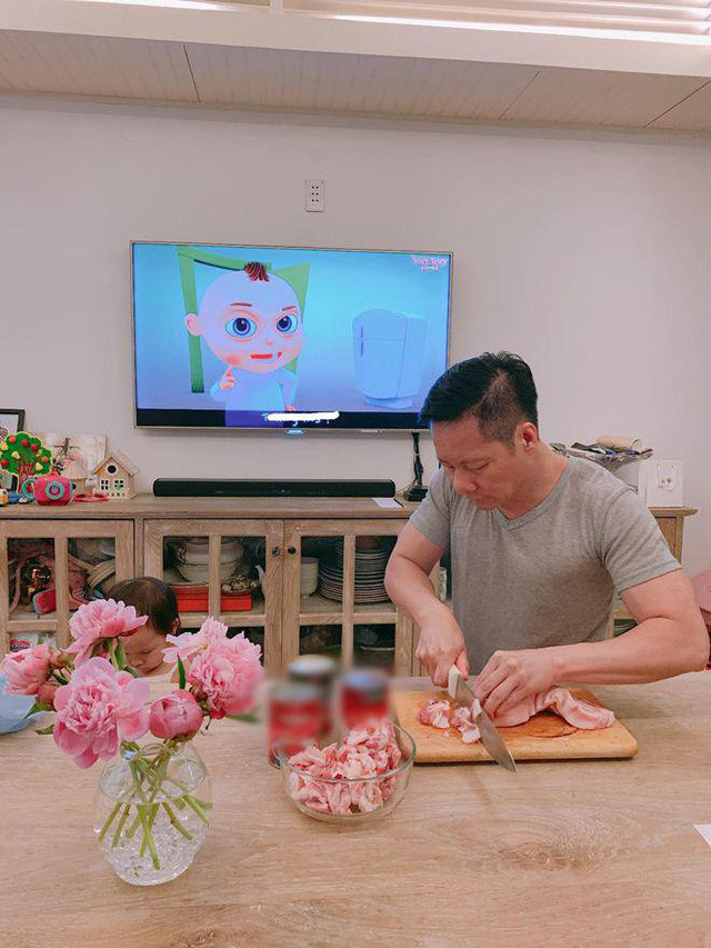 Trước đây, ông xã Phan Như Thảo từng kinh doanh nhà hàng và học được nhiều từ ông đầu bếp Pháp từ trường nấu ăn nổi tiếng ra. Khi nhà hàng bận, anh cũng hay vào bếp phụ, rảnh thì học hỏi xem cách ông đầu bếp làm.