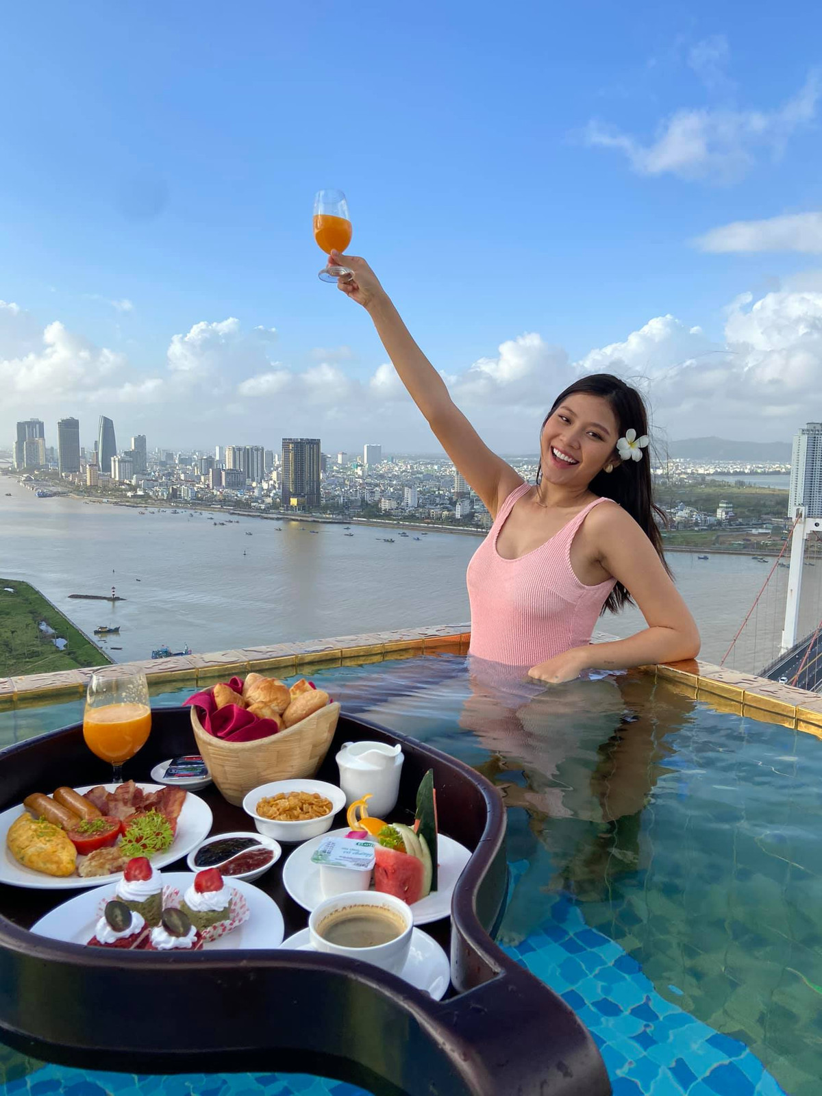 Dù mang thai lớn nhưng bà mẹ trẻ vẫn tự tin diện bikini gợi cảm.