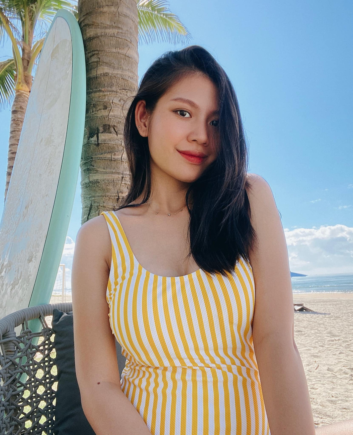 Chúng Huyền Thanh khoe vóc dáng bầu "phồn thực" khi đi chơi. Ảnh: FBNV.