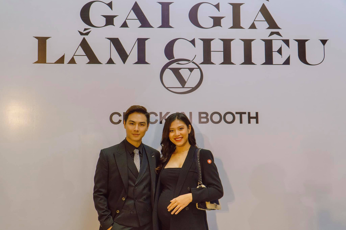 Người đẹp thường chọn váy áo ôm sát khoe bụng bầu lớn khi đi sự kiện cùng chồng.