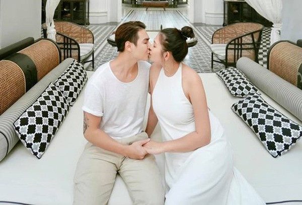 Người đẹp mặc chiếc đầm cổ yếm cực gợi cảm khoe vai thon và lưng trần nõn nà.