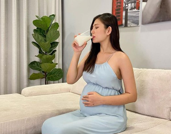 Chính vì vậy, cô tích cực diện trang phục gợi cảm khoe dáng bầu xinh xắn.