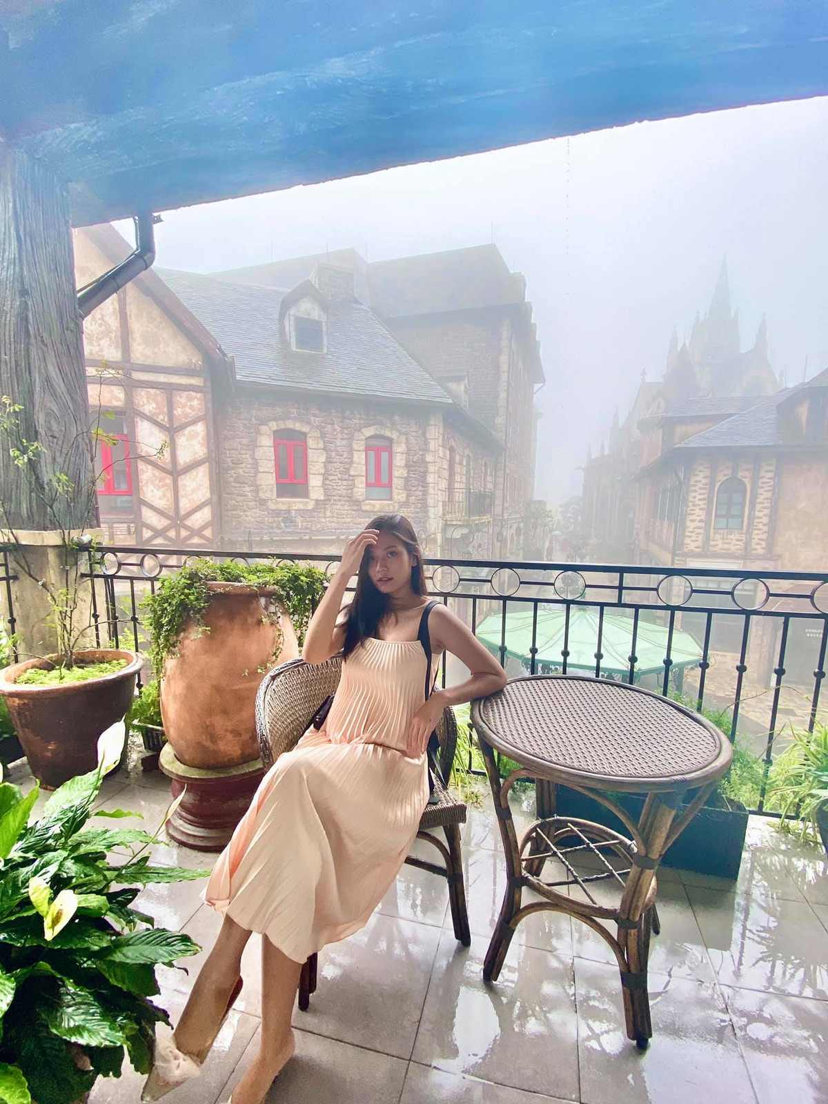 Các kiểu đầm hai dây phom rộng là item không thể thiếu trong tủ đồ của mẹ bầu.