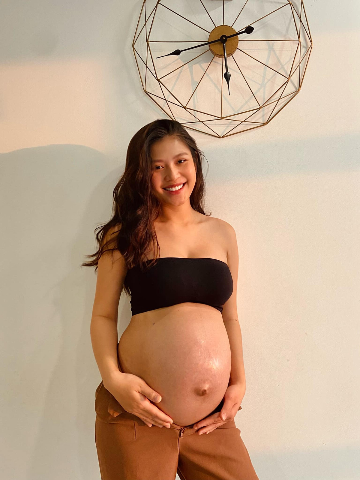 Trong thời gian mang thai, cô nhiều lần khiến người hâm mộ ấn tượng bởi phong cách thời trang bầu cực sexy.