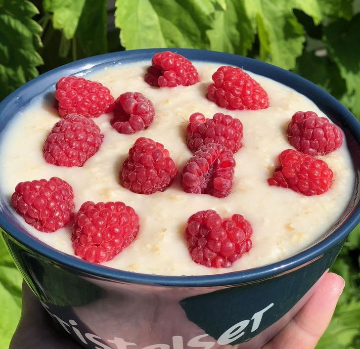 8. Bột yến mạch: Giống như nhiều loại thực phẩm được đề cập ở trên, yến mạch cũng chứa tryptophan. Không chỉ vậy, chúng còn rất giàu vitamin B3, giúp sản xuất serotonin, do đó giúp bạn ngủ ngon hơn.