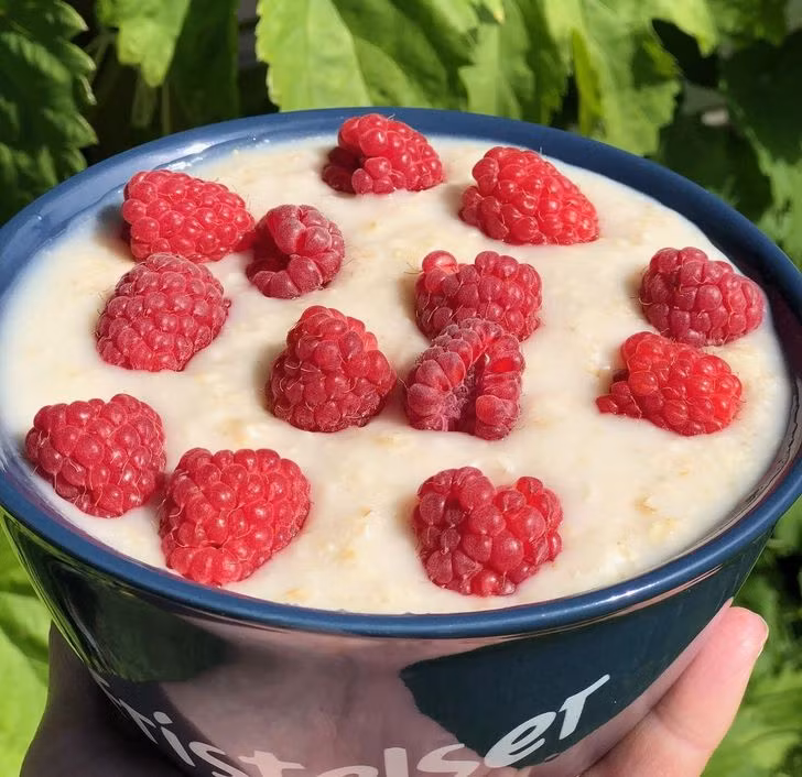 8. Bột yến mạch: Giống như nhiều loại thực phẩm được đề cập ở trên, yến mạch cũng chứa tryptophan. Không chỉ vậy, chúng còn rất giàu vitamin B3, giúp sản xuất serotonin, do đó giúp bạn ngủ ngon hơn.