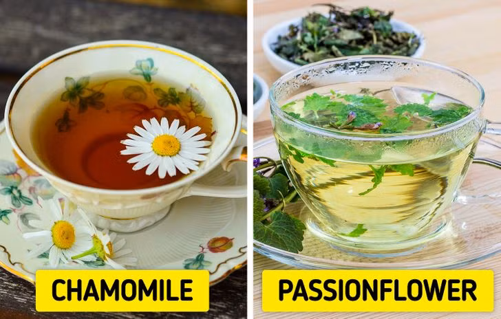 3. Trà thảo mộc: Đặc biệt, trà hoa cúc có chứa flavon và apigenin liều cao. Flavon làm giảm chứng viêm, mang lại giấc ngủ thoải mái hơn. Mặt khác, apigenin là một chất chống oxy hóa tuyệt vời có khả năng thúc đẩy cơn buồn ngủ và giảm tác động của chứng mất ngủ.