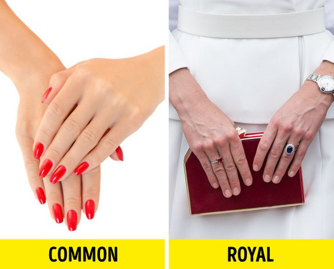 Không sơn móng tay đậm màu: Tương tự với son môi, màu sơn móng tay của phụ nữ Hoàng gia cũng không được quá rực rỡ. Tông nude là lựa chọn được ưu tiên số một. Nữ hoàng Elizabeth chỉ sử dụng một màu sơn móng tay duy nhất từ năm 1989. Đó là màu hồng nhạt Ballet Slippers của thương hiệu Essie.