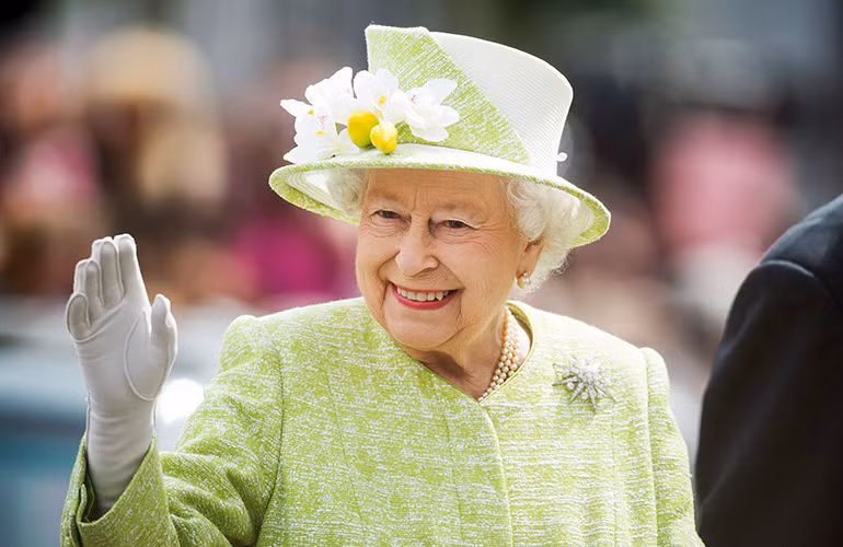 Luôn đội mũ trong các sự kiện trọng đại: Những người phụ nữ Hoàng gia luôn bắt buộc đội mũ trong các sự kiện đại chúng. Nguyên tắc được ghi nhận chính thức trong bản nghị định năm 1952. Theo Diana Mather, giảng viên cao cấp về văn hóa ứng xử của nước Anh, vào thập niên 50, phụ nữ Anh luôn đội mũ mỗi khi xuất hiện bởi họ cho rằng sẽ không hay nữ giới để lộ mái tóc ở nơi công cộng.