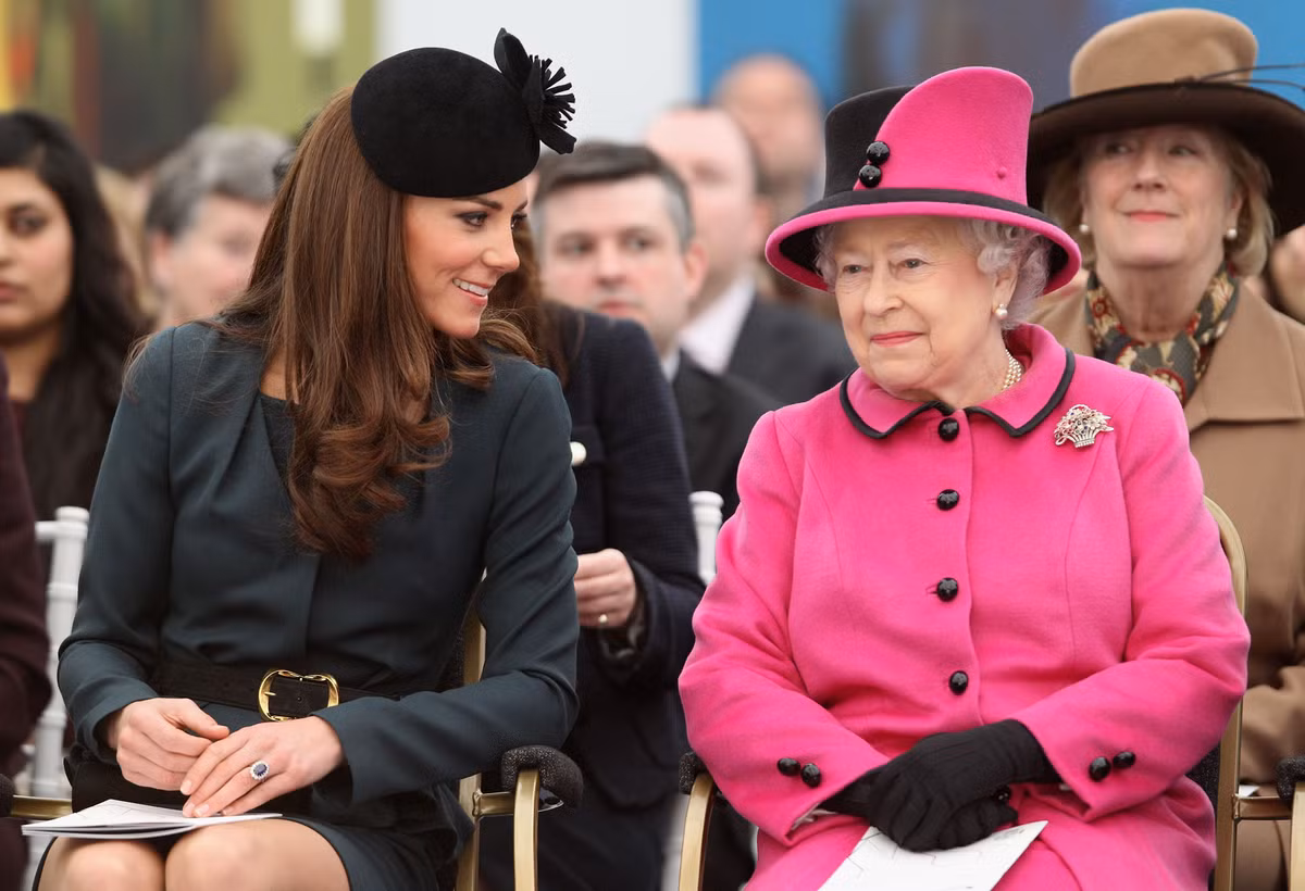 Luôn giữ mái tóc suôn mượt: Mái tóc luôn phải trong tình trạng suôn mượt cũng là luật bất thành văn trong Hoàng gia Anh. Để duy trì mái tóc đẹp, các công nương, công chúa có lịch trình chăm sóc tóc cầu kỳ không kém các ngôi sao nổi tiếng. Phụ nữ thuộc Hoàng gia không được phép để tóc theo xu hướng và việc đánh rối tóc hoàn toàn bị cấm. Một mái tóc gọn gàng với những lọn xoăn nhẹ như công nương Kate được xem là phù hợp, đúng chuẩn mực Hoàng gia.