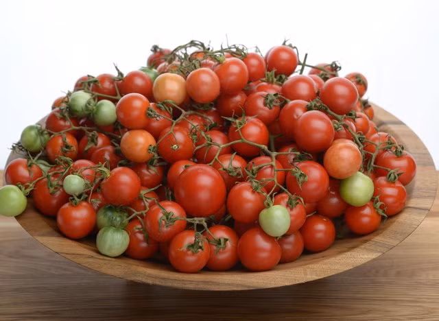 Cà chua: Thực phẩm này chứa đầy kali, vitamin A, vitamin E, vitamin C và chất xơ giúp giữ cho trái tim, mắt và đường ruột của bạn luôn khỏe mạnh. Cà chua còn là một nguồn tuyệt vời của lycopene, một chất chống oxy hóa được biết đến để giảm nguy cơ ung thư. Theo một nghiên cứu được thực hiện tại Đại học Harvard, đàn ông ăn ít nhất 10 sản phẩm làm từ cà chua hàng tuần sẽ giảm nguy cơ ung thư tuyến tiền liệt và nguy cơ mắc các loại ung thư khác như phổi và dạ dày.