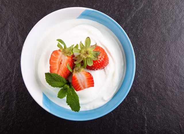 Sữa chua: Đàn ông thường nghĩ rằng chỉ phụ nữ mới cần quan tâm đến sức khỏe của xương và họ thường không tiêu thụ đủ canxi. Đàn ông cũng có nguy cơ bị loãng xương. Do đó, đàn ông hãy bổ sung sữa chua vào thực đơn hàng ngày để ngăn ngừa loãng xương. Ảnh: Shutterstock, IT.