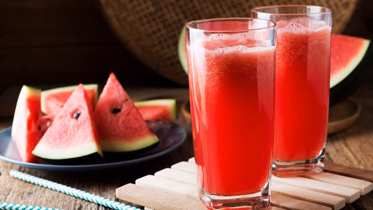 Dưa hấu: Kali trong dưa hấu giúp tăng mức năng lượng của bạn. Nó cũng rất giàu lycopene giúp giảm nguy cơ ung thư tuyến tiền liệt ở nam giới. Vào những ngày hè nóng nực, nước ép dưa hấu còn giúp bạn giải nhiệt cơ thể.