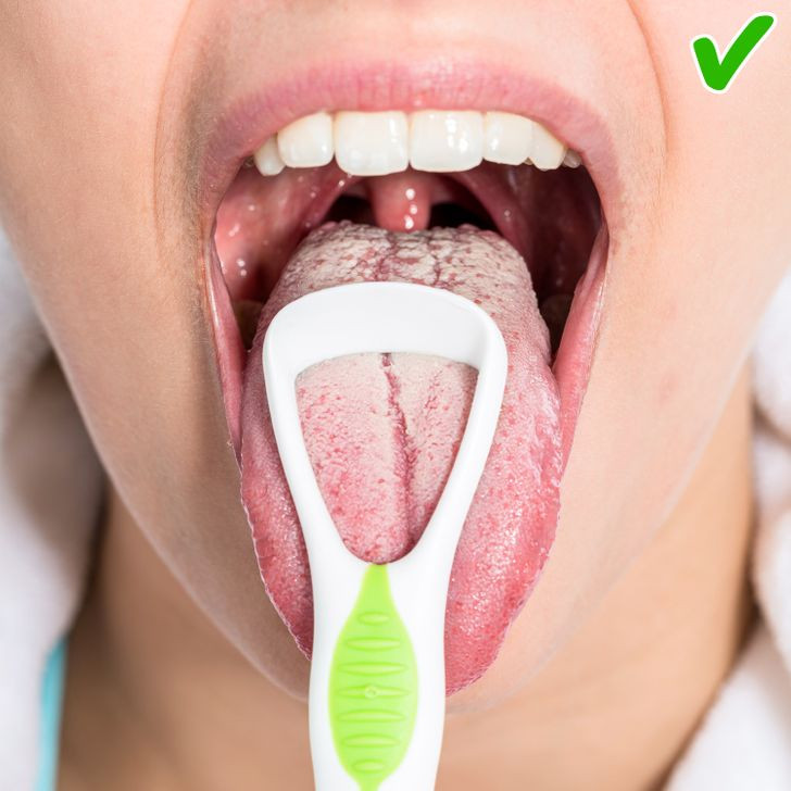 6. Dùng dụng cụ cạo lưỡi: Cạo từ phía sau lưỡi và nếu bạn nhận thấy lớp phủ trên lưỡi có màu trắng, thì điều đó có nghĩa là rất nhiều mảnh vụn từ thức ăn, vi khuẩn hoặc tế bào chết đã tập trung ở đó. Lưỡi hồng và trong là dấu hiệu của sức khỏe răng miệng tốt.