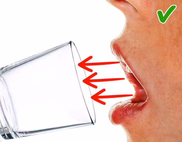 3. Thở vào ly sạch: Lấy một chiếc ly sạch và thở vào bên trong nó. Sau đó, đặt chiếc ly quanh mũi và hít vào thật mạnh. Mùi sẽ giúp bạn đánh giá hơi thở của chính mình. Bạn cũng có thể sử dụng túi nhựa không mùi.