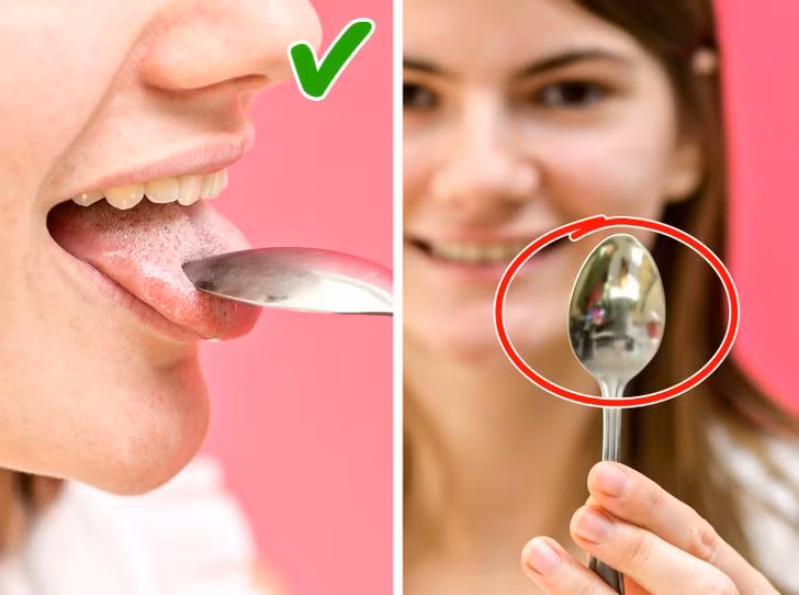 5. Dùng thìa: Lấy một chiếc thìa để cạo phần sau của lưỡi. Để khô một chút rồi ngửi. Bạn cũng nên kiểm tra lớp phủ mà bạn đã loại bỏ khỏi bề mặt lưỡi.