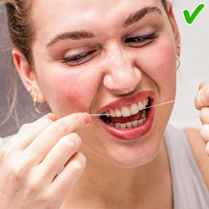 7. Sử dụng chỉ nha khoa: Hãy chọn chỉ nha khoa không mùi cho thử nghiệm này để không ảnh hưởng đến kết quả. Dùng chỉ nha khoa giữa các kẽ răng và sau đó ngửi nó. Điều này sẽ tiết lộ mùi của chính bạn. Hôi miệng cũng có thể bắt nguồn từ thức ăn mắc kẹt giữa các kẽ răng.