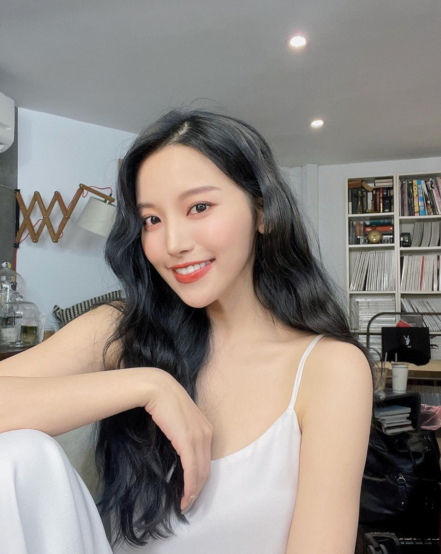 Cách lên đồ trẻ trung của hot girl 9X được nhiều người hâm mộ đánh giá cao.