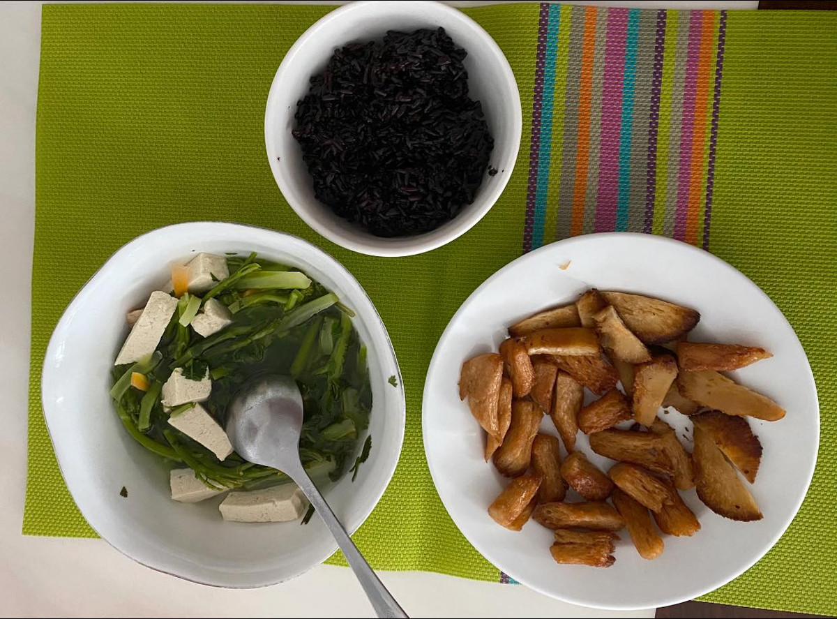 Lúc chế biến, cô sẽ không chiên xào hay nêm nếm quá nhiều gia vị. Bữa phụ thường có táo, chuối, ổi và những loại quả ít ngọt.