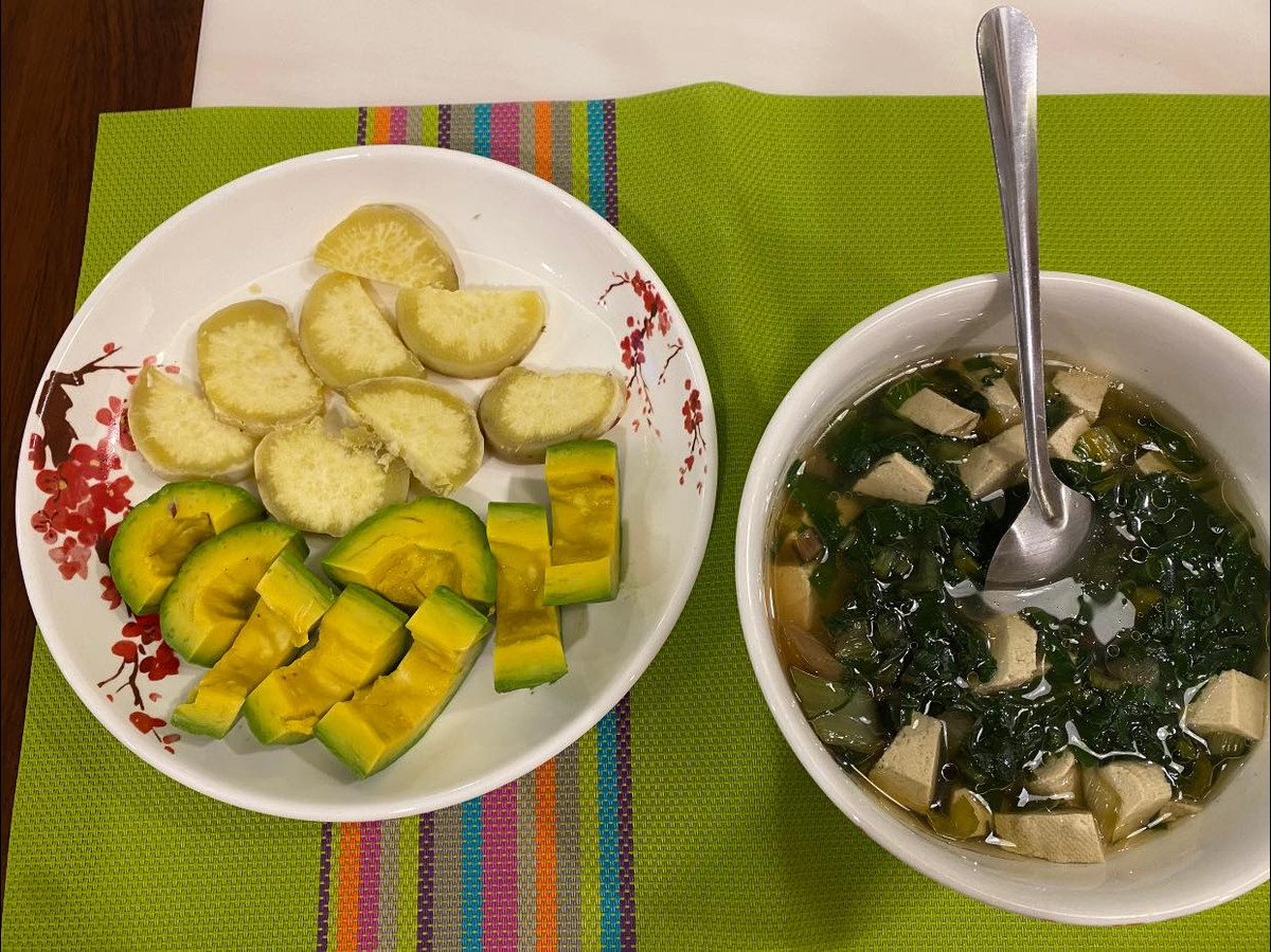 Các bữa chính của Võ Hạ Trâm ưu tiên rau, đạm, tinh bột từ tự nhiên. Cô hạn chế đường tinh luyện, tinh bột tinh chế.