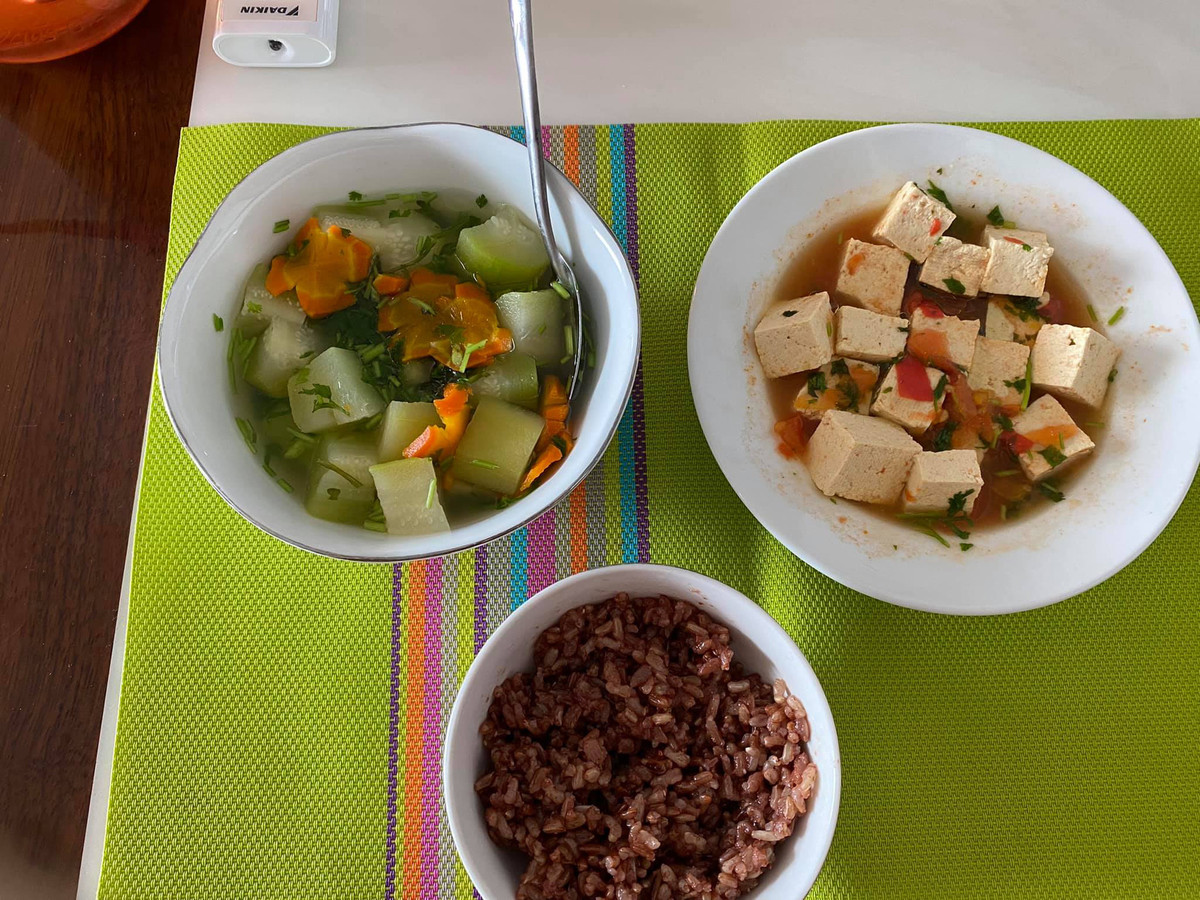 Cô đặt mục tiêu xuống 52 kg trong thời gian tới vì thích tạng người "có da có thịt" chứ không muốn "mình hạc xương mai".